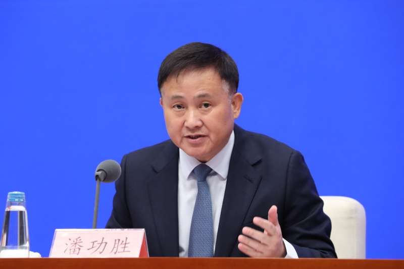 潘功胜2.jpg